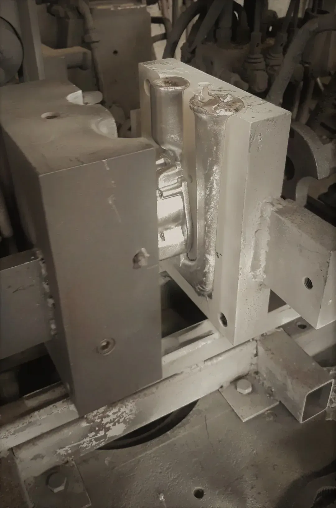 Fusione di alluminio in conchiglia a gravità