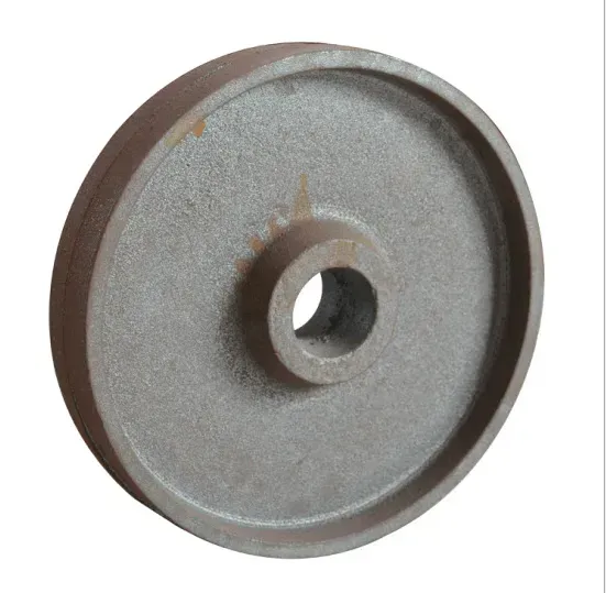 Ruota in metallo grigio con foro centrale.