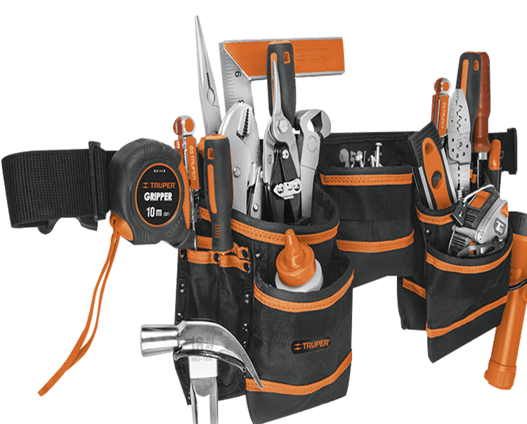 Cinturón de herramientas negro con detalles en naranja, varias herramientas en los bolsillos, incluida una cinta métrica y un martillo.