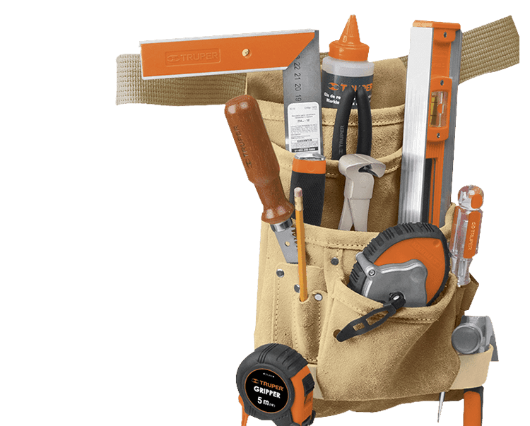 Cinturón de herramientas color marrón con varias herramientas: nivel, cinta métrica, alicates y más.