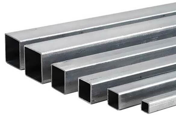 Tubos cuadrados de metal de distintos tamaños.