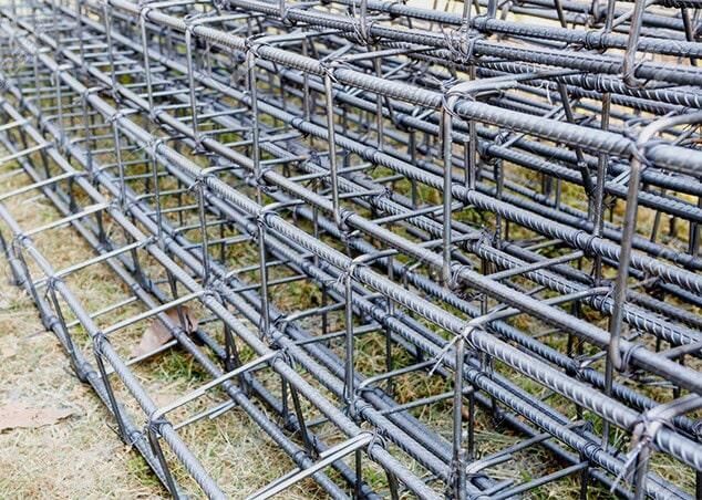 Barras de acero reforzado, ensambladas en una cuadrícula rectangular, listas para la construcción de hormigón.