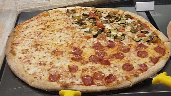 pizza con vari ingredienti