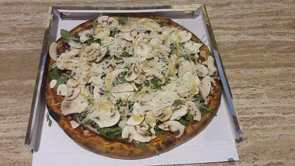 pizza funghi e rucola