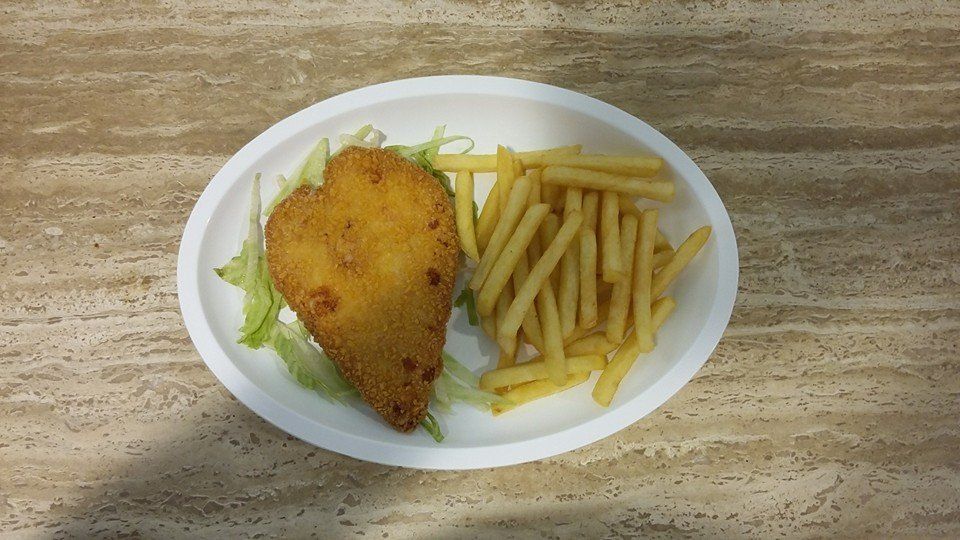 cotoletta impanata e patatine