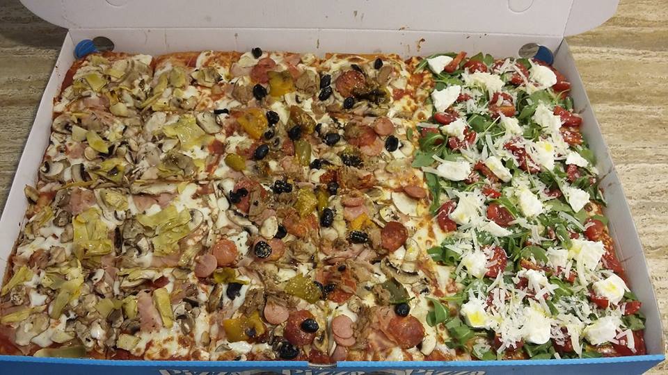 teglia di pizza con gusti diversi