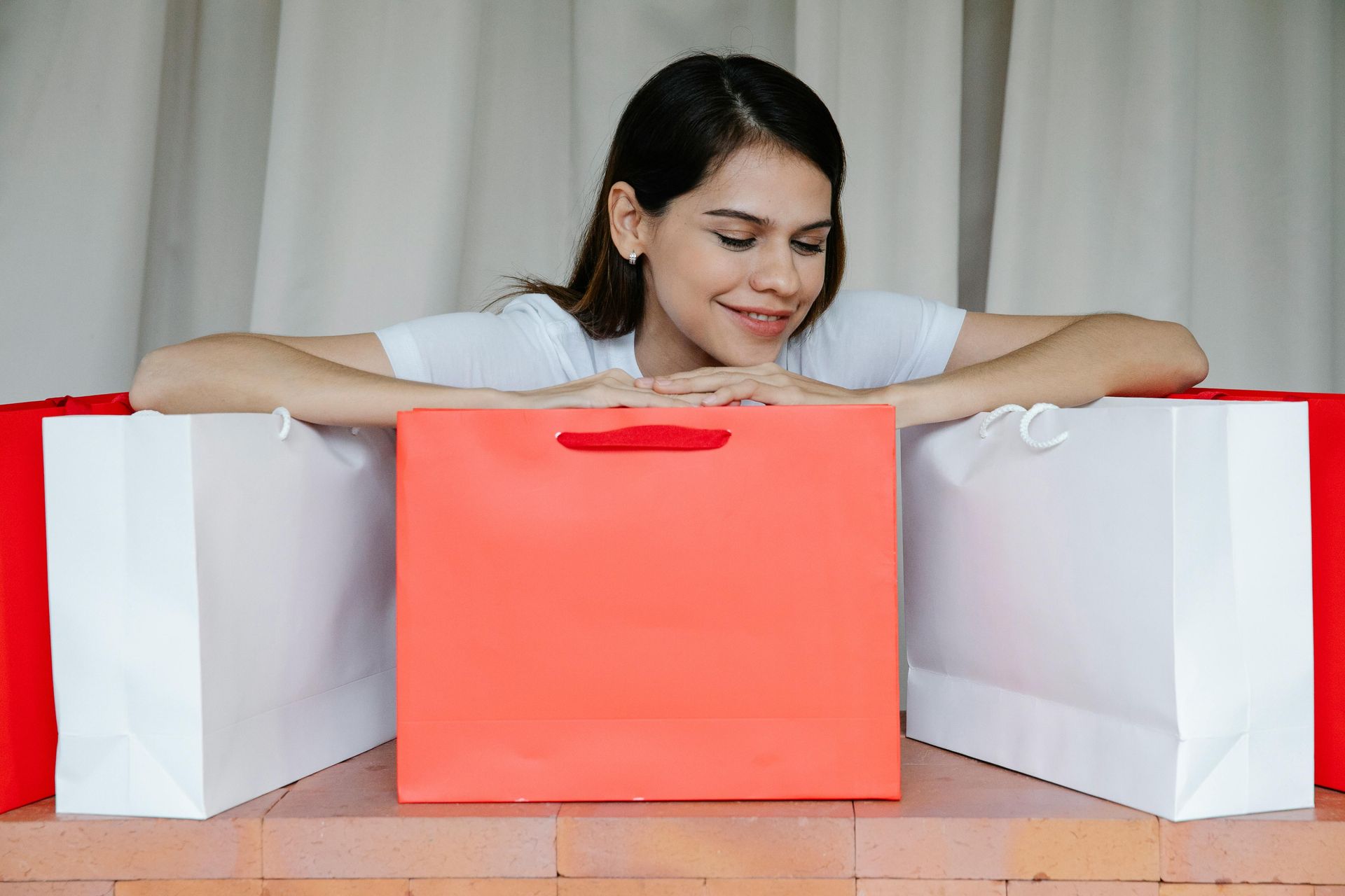 Fotografia mujer con bolsas de  papel