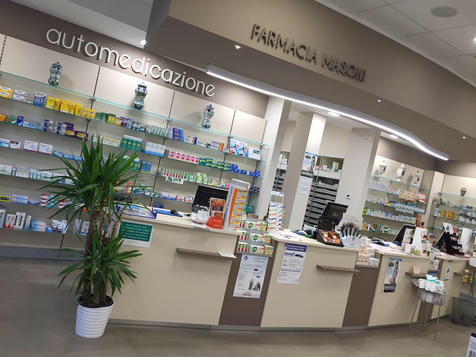 reparto cosmesi di una farmacia