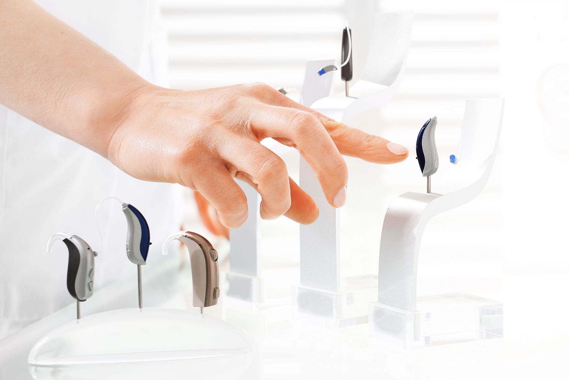 vari modelli di apparecchi per l'udito