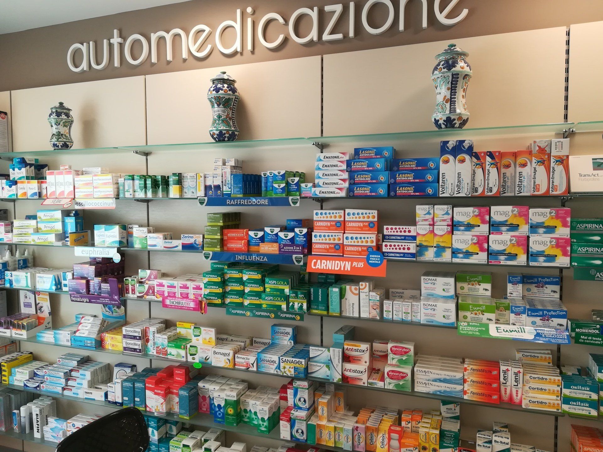 reparto automedicazione di una farmacia