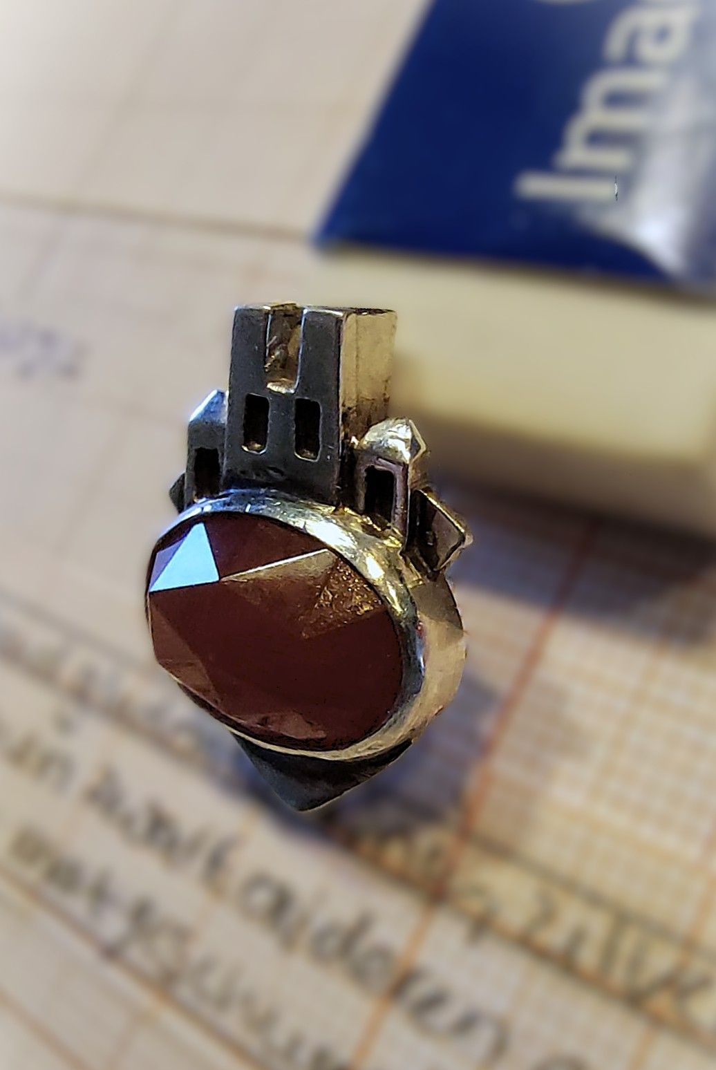 Een bak van een bakslot. onderdeel van een verwisselbare sieraden hanger serie.