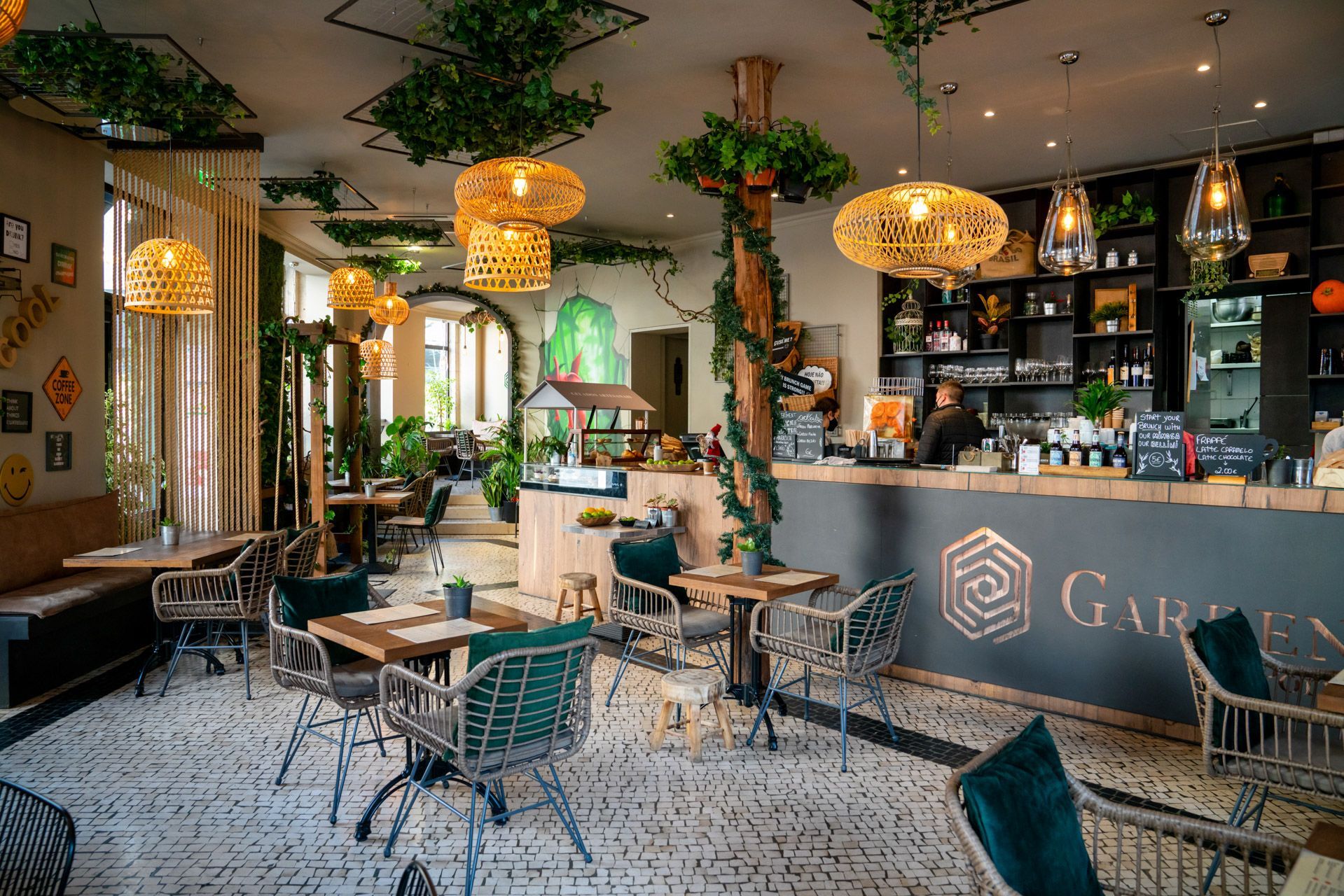 Restaurante com mesas e cadeiras e bar.