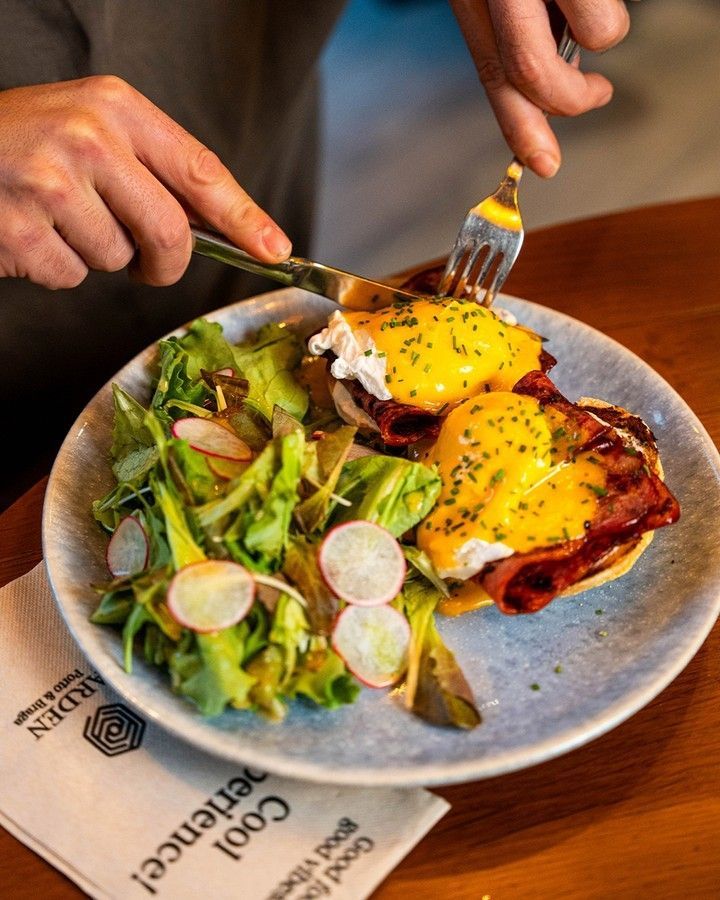 Uma pessoa corta um prato de comida com um garfo.