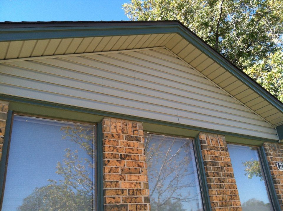 A house with a roof that has a triangle on it