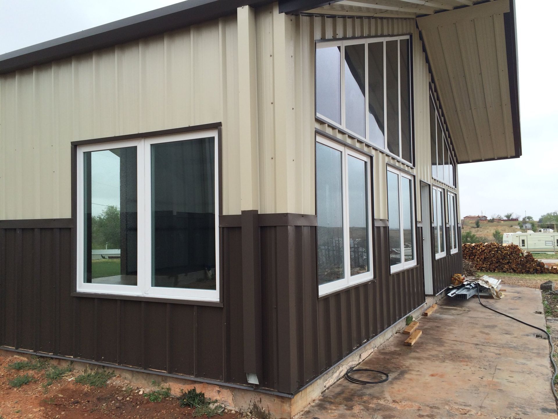 A building with a lot of windows on the side of it.