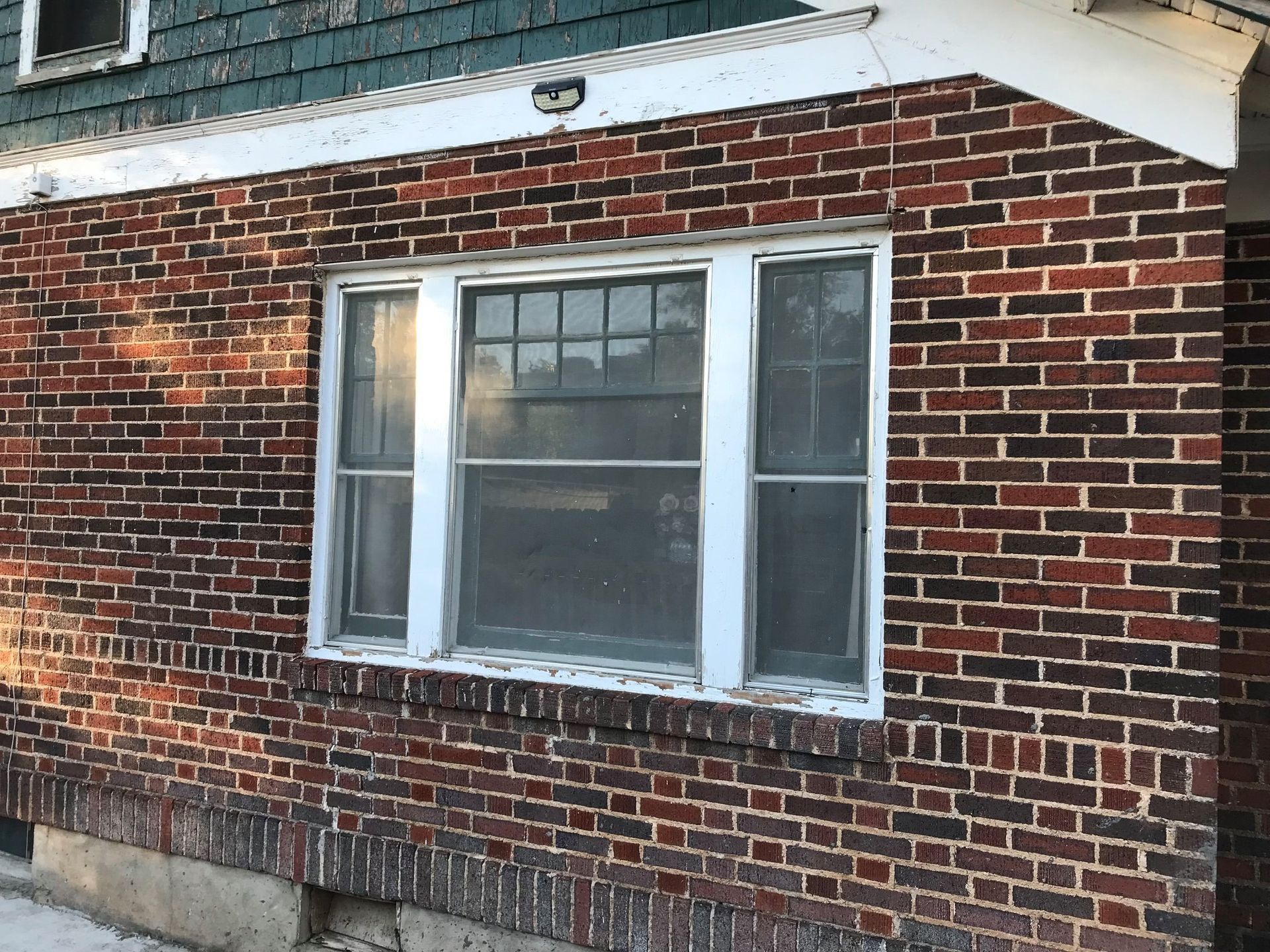 A brick building with a window on the side of it