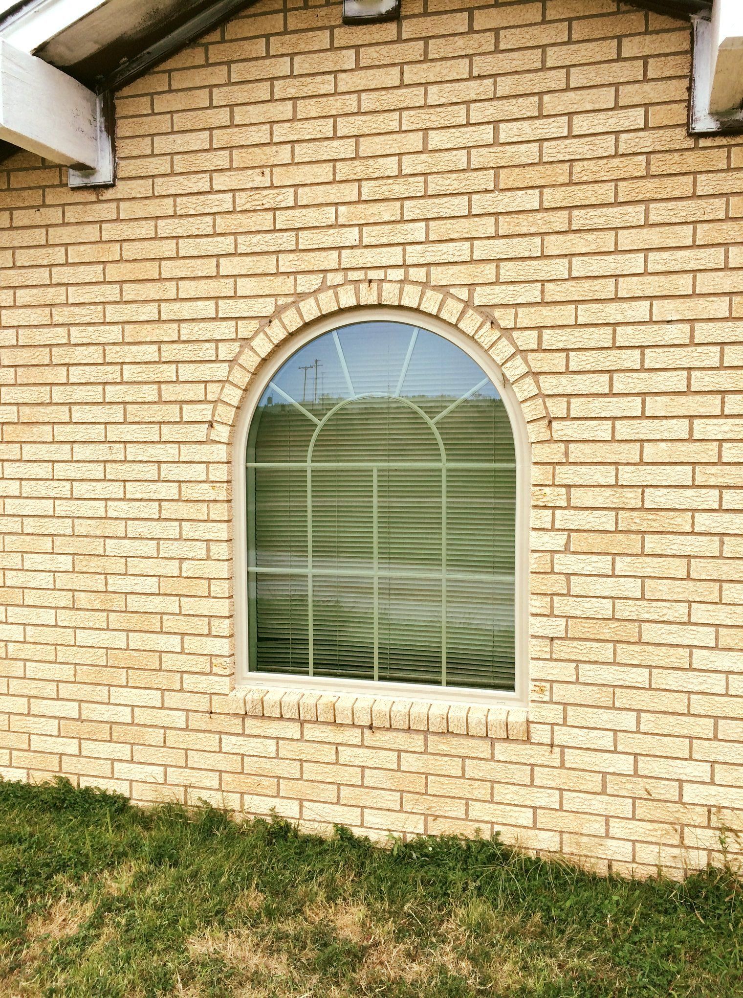 A brick building with a round window on the side of it.
