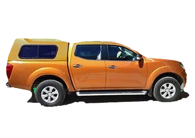 Vista lateral de una camioneta pickup naranja de doble cabina con una cubierta a juego sobre un fondo blanco.