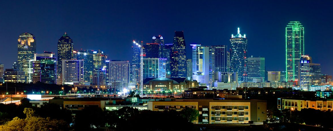 A blurry picture of a city skyline at night
