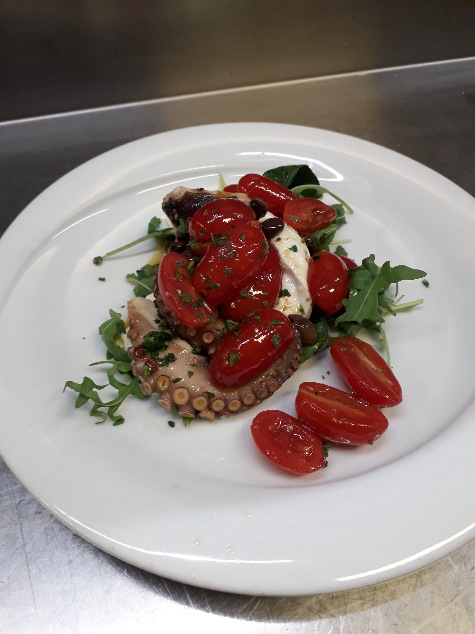 tavolo apparecchiato in ristorante