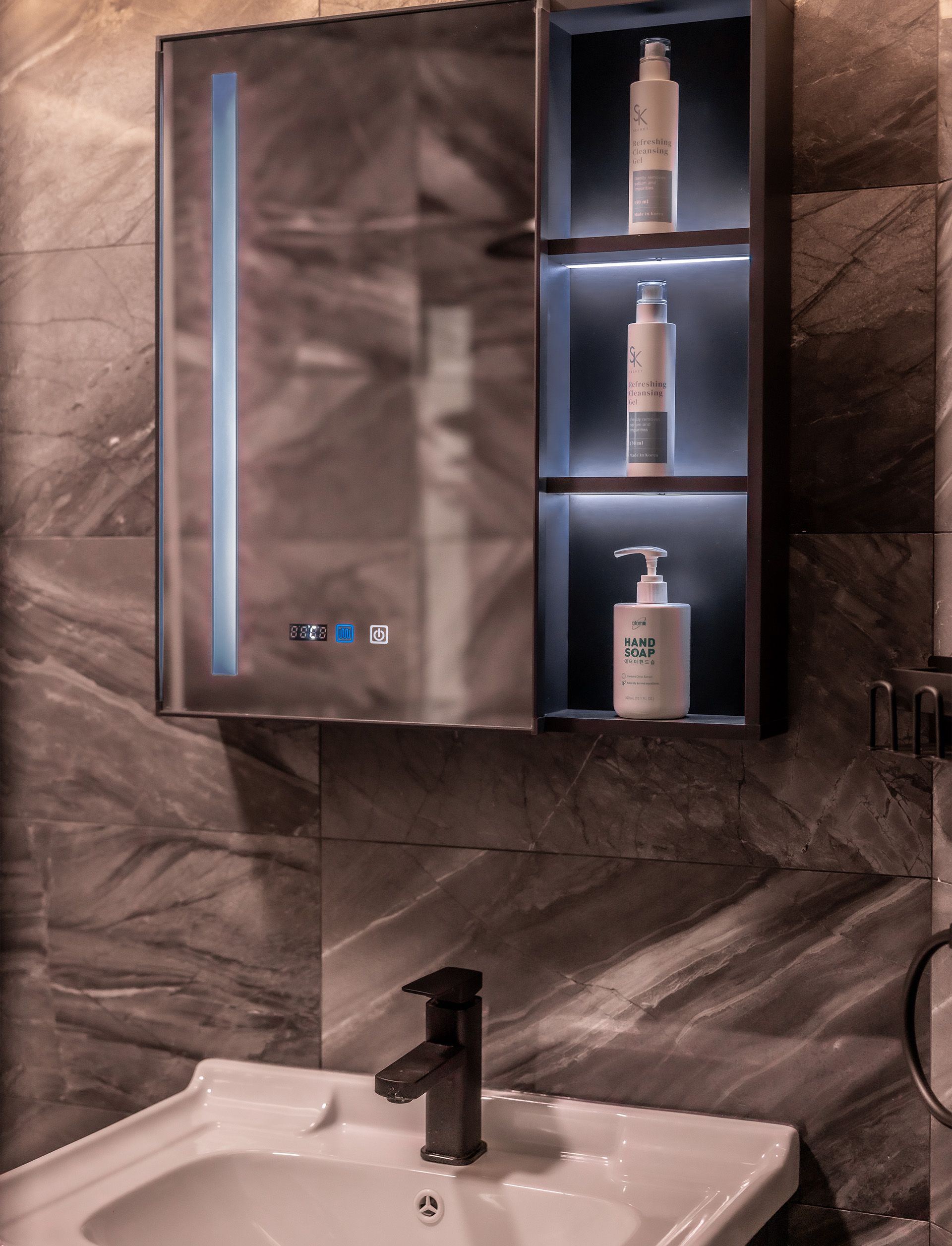 A bathroom with a sink and a mirror above it