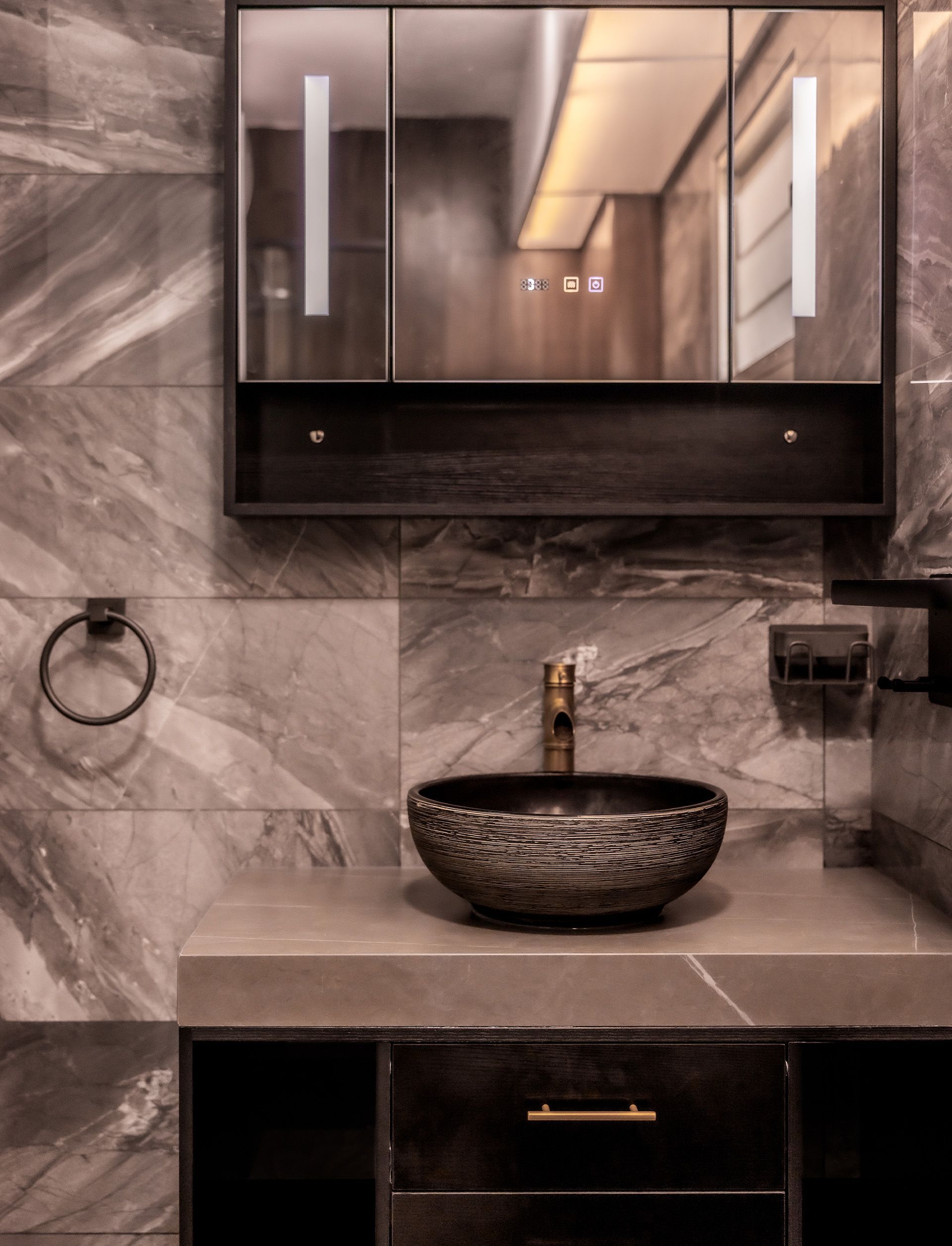 A bathroom with a sink and a mirror above it