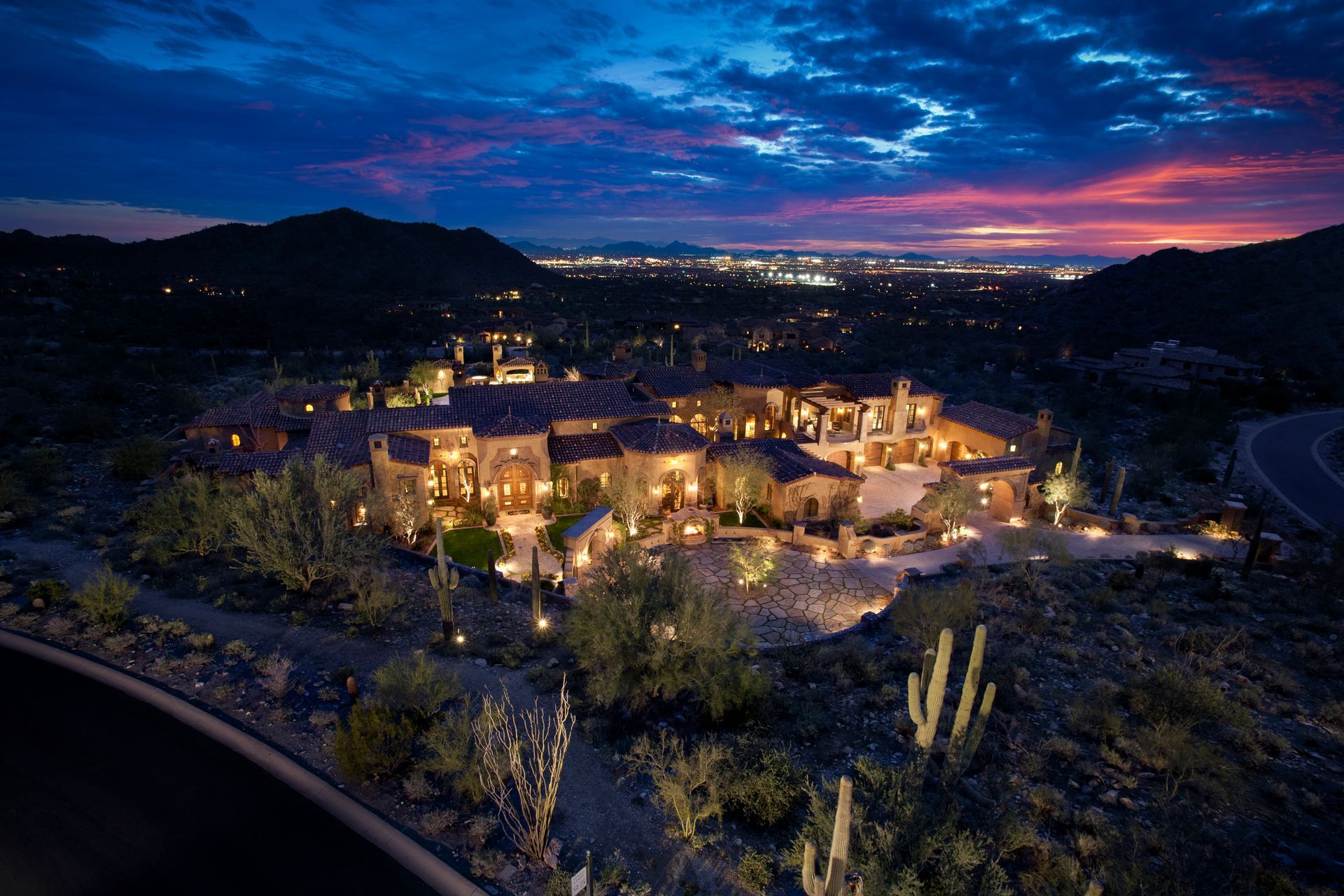 Fratantoni Design luxury home with seamless indoor-outdoor living