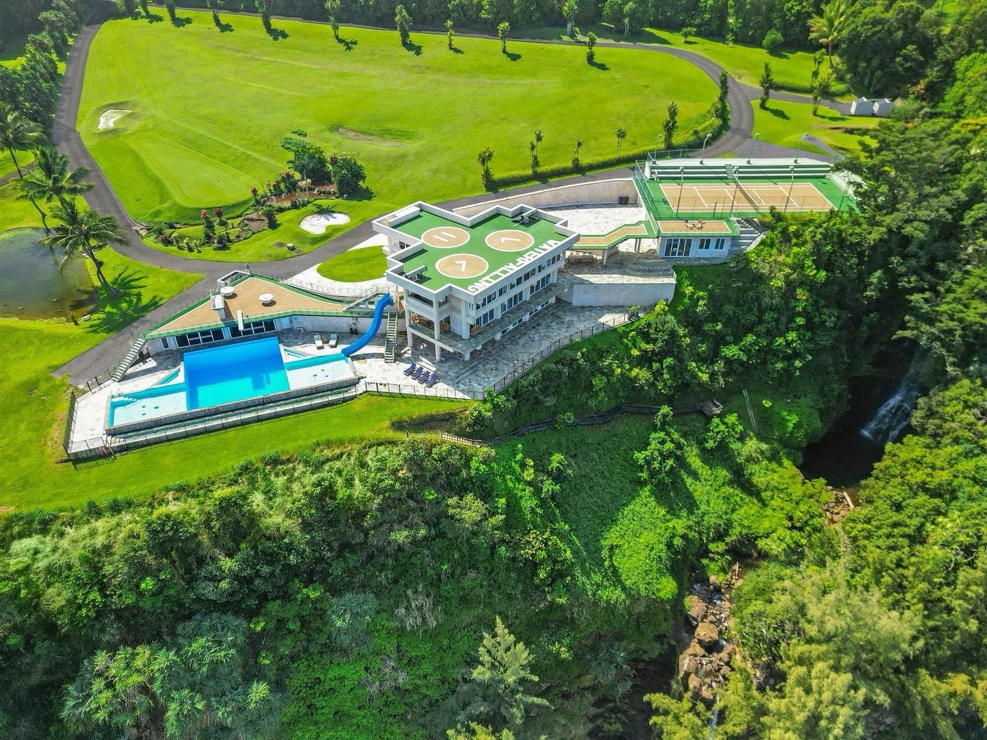 Fratantoni Design luxury home on Hawaii cliffside