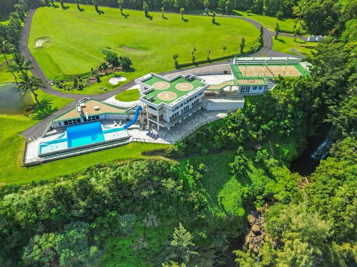 Fratantoni Design luxury home on Hawaii cliffside