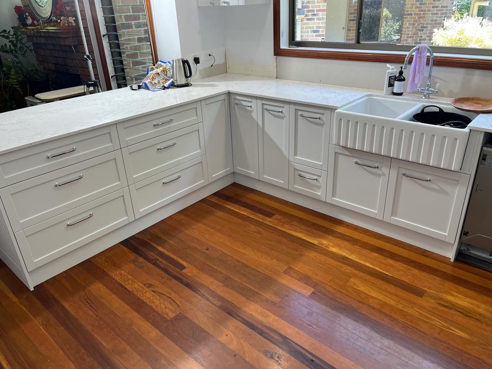 White Kitchen Cabinets And Drawers