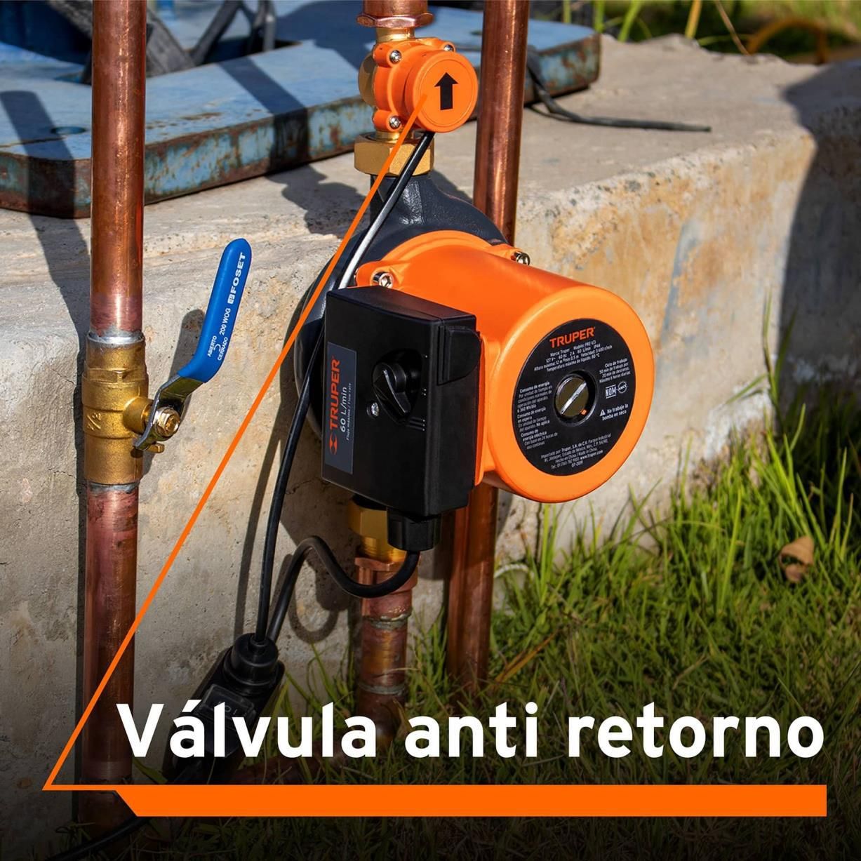 Una bomba de circulación naranja instalada en tuberías de cobre, con una flecha que indica el flujo