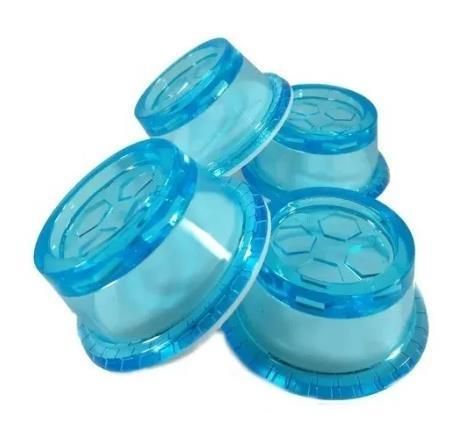 Un grupo de pequeños recipientes de plástico redondos, de color azul translúcido, con tapas con diseño de panal.