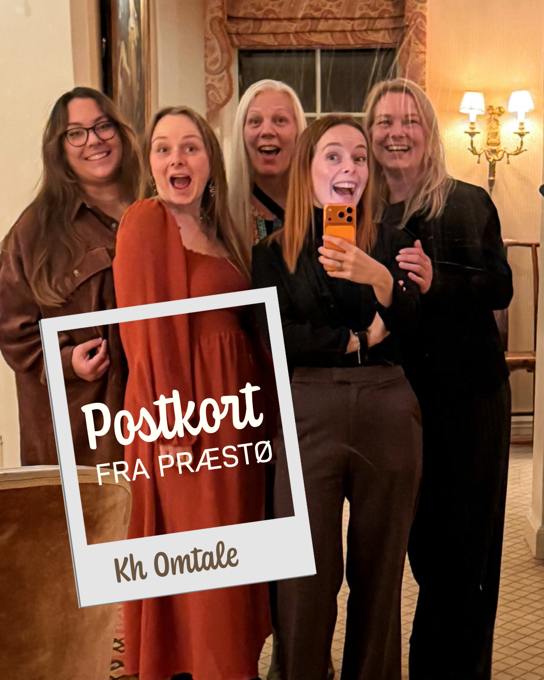 Billede af fire personer der tager en selfie foran et spejl