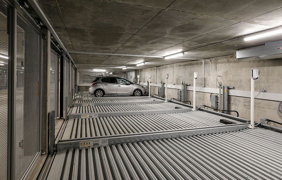 En bil er parkeret i en parkeringskælder.