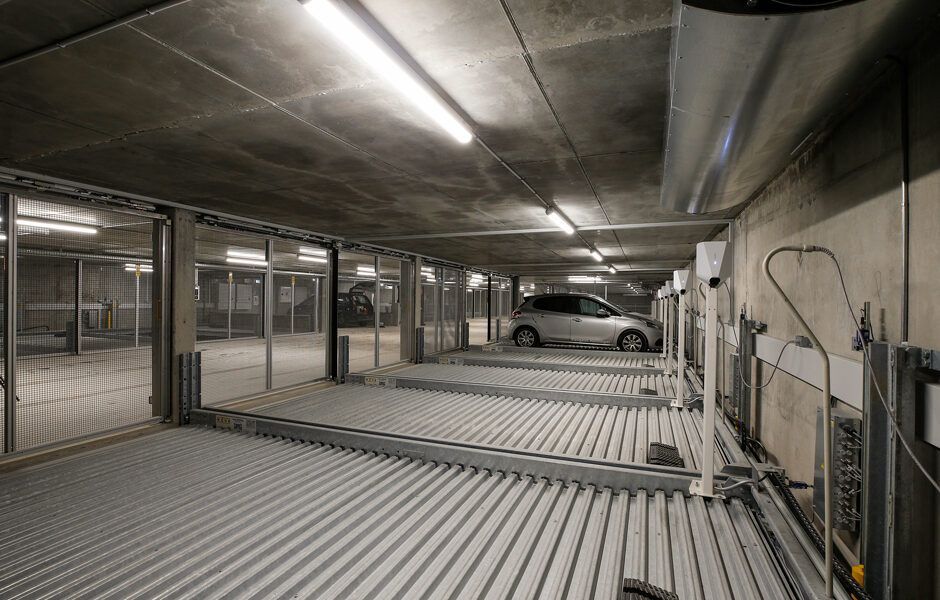 En bil er parkeret i en parkeringskælder.