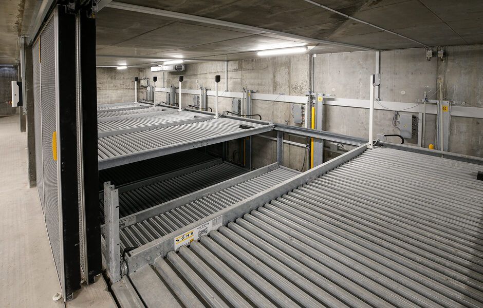 Et parkeringshus med en masse ruller på gulvet.