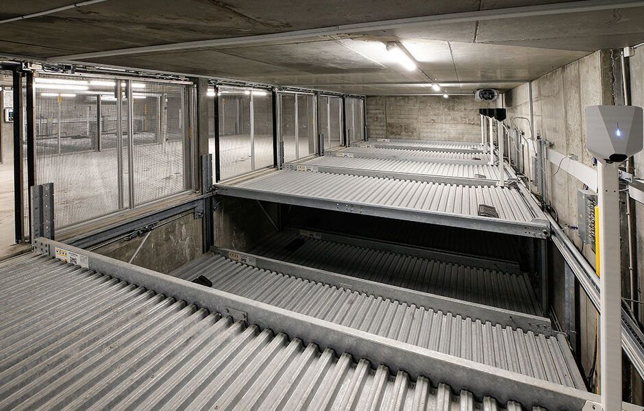 Et parkeringshus med mange tomme parkeringspladser.