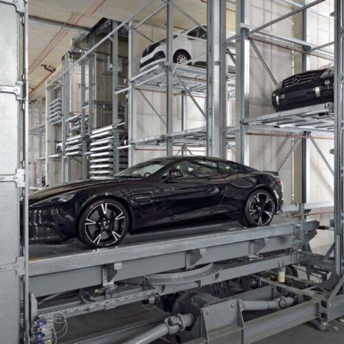 En sort sportsvogn er parkeret i en parkeringskælder