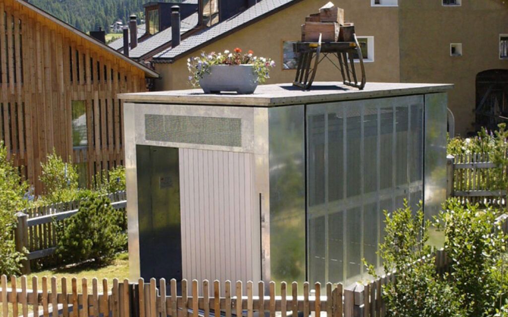 En bilelevator som står ude i naturen