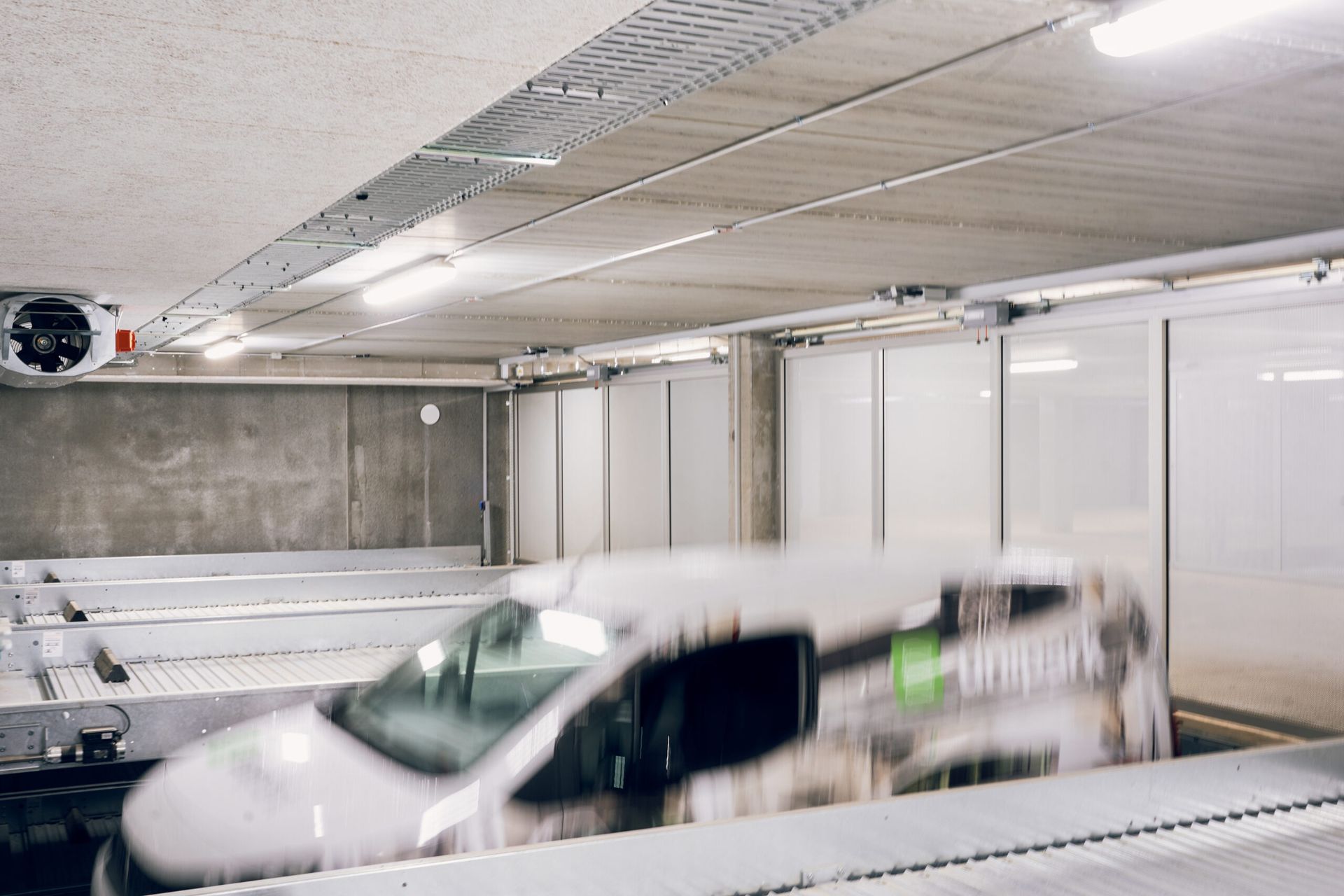 En hvid varevogn er parkeret i en parkeringskælder