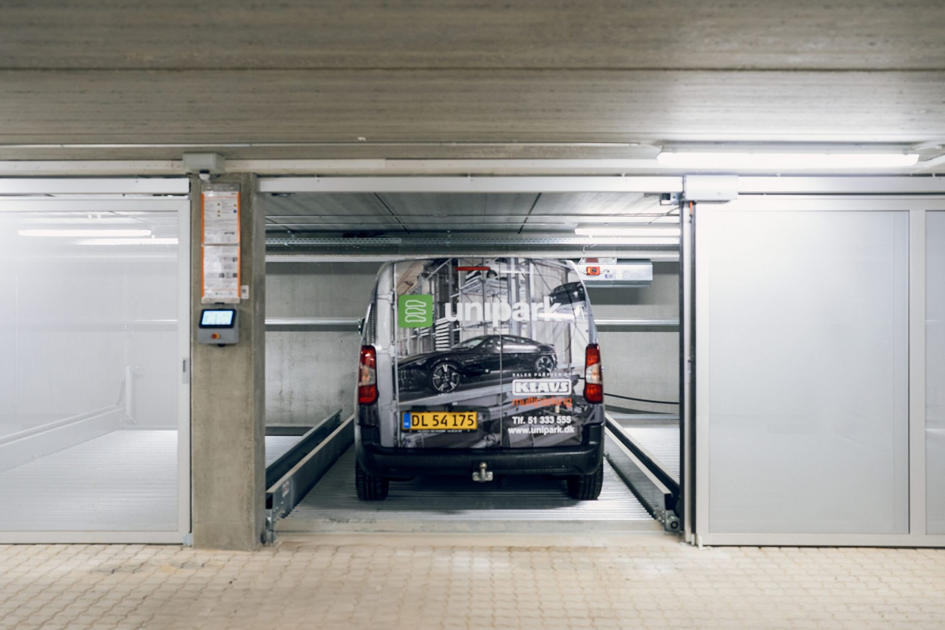 En varevogn er parkeret i en parkeringskælder.