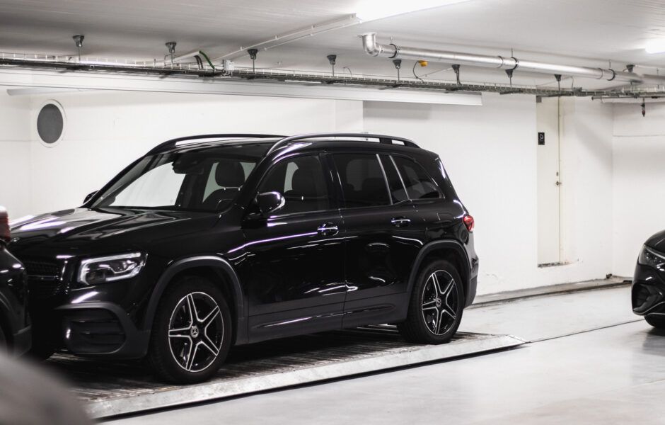 En sort suv er parkeret i en parkeringskælder.