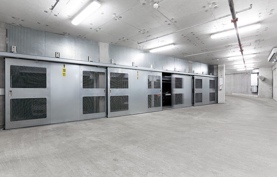 Et stort tomt rum med en masse skabe og lys i loftet.