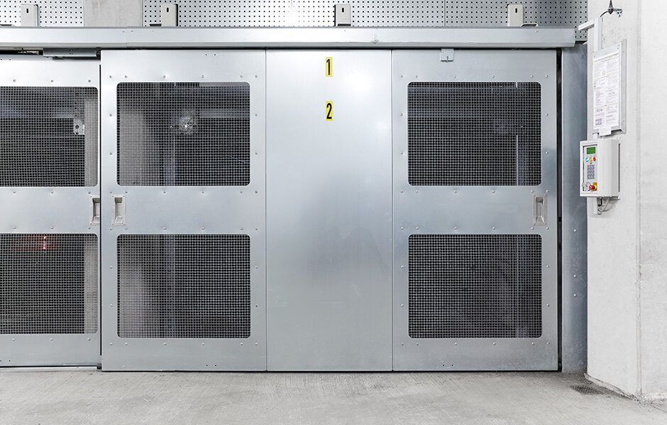 En skydedør med et ternet mønster på er i et rum.