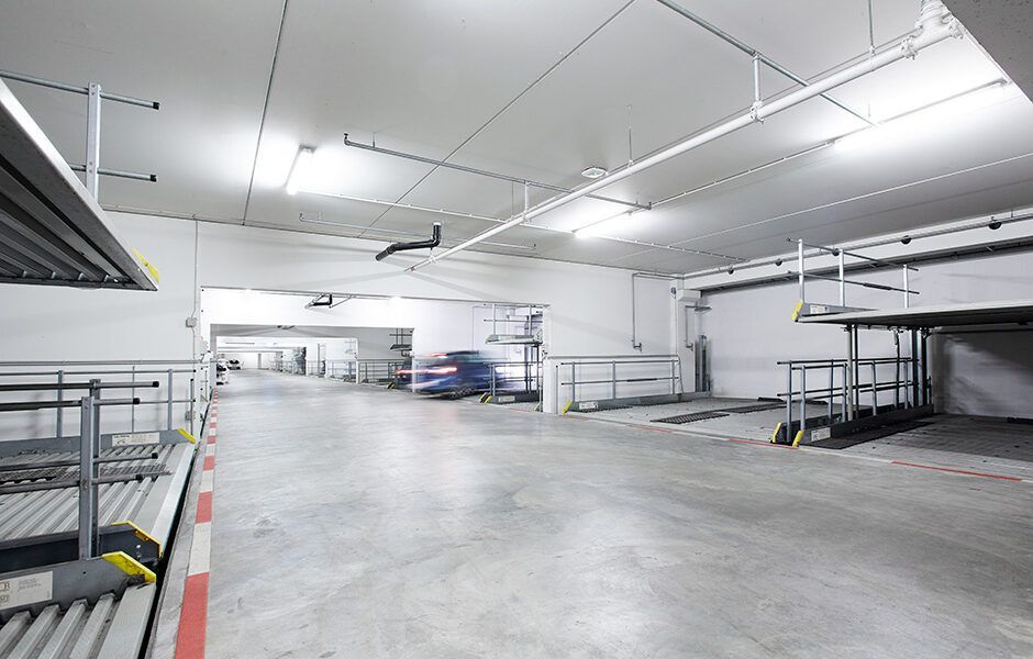 En bil er parkeret i et tomt parkeringshus.