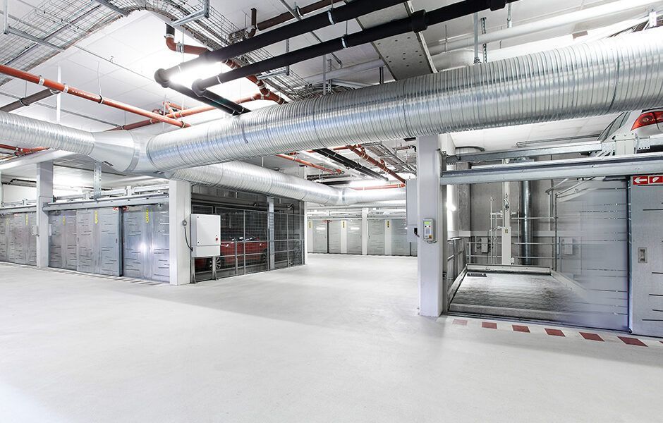 Et stort tomt lager med en masse rør hængende fra loftet.