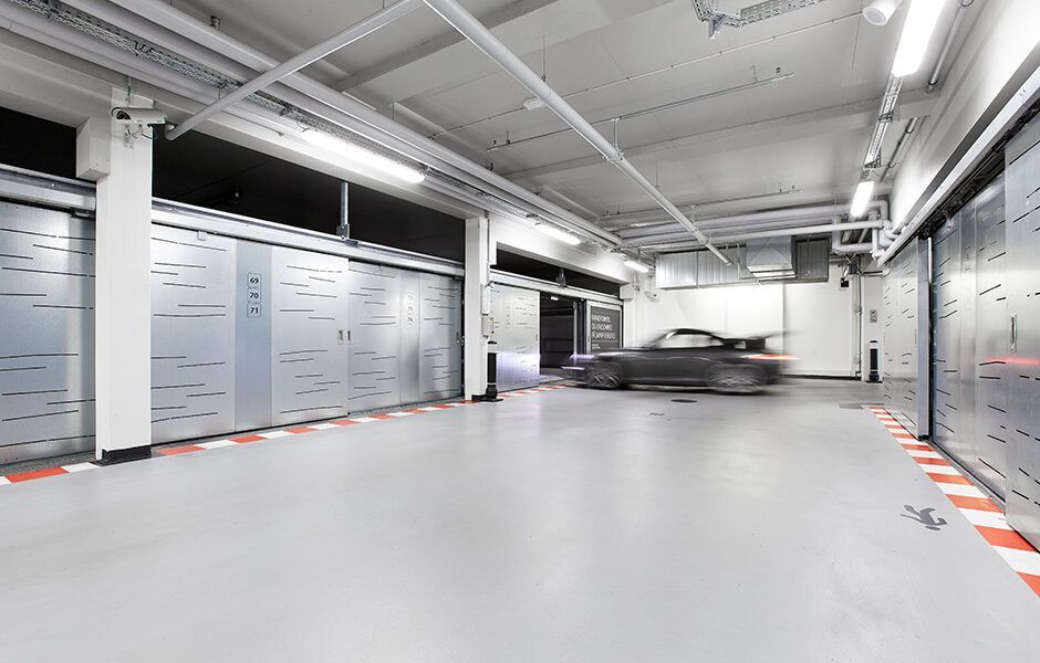 En bil kører gennem et parkeringshus.