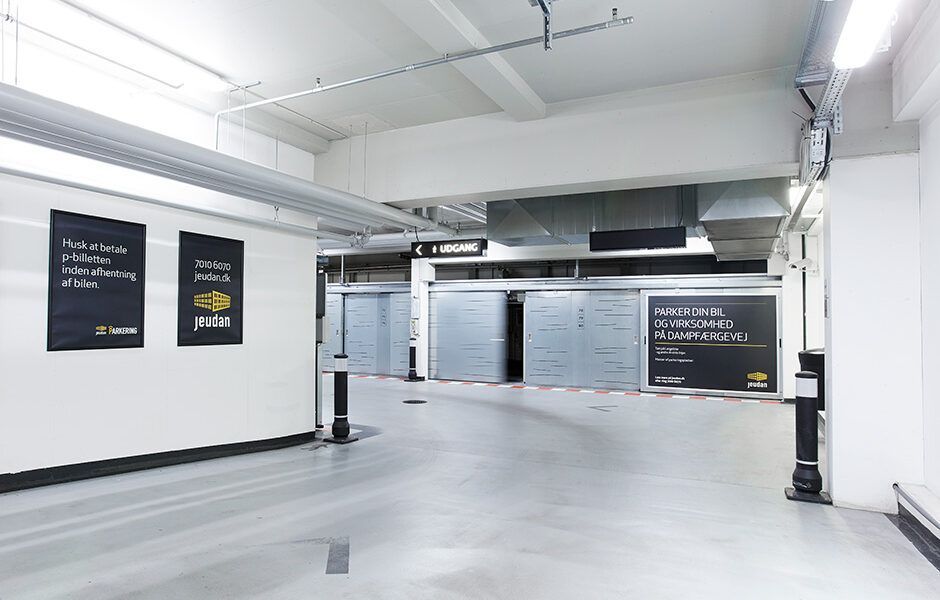 Et tomt parkeringshus med skilte på væggen, hvor der står pacer
