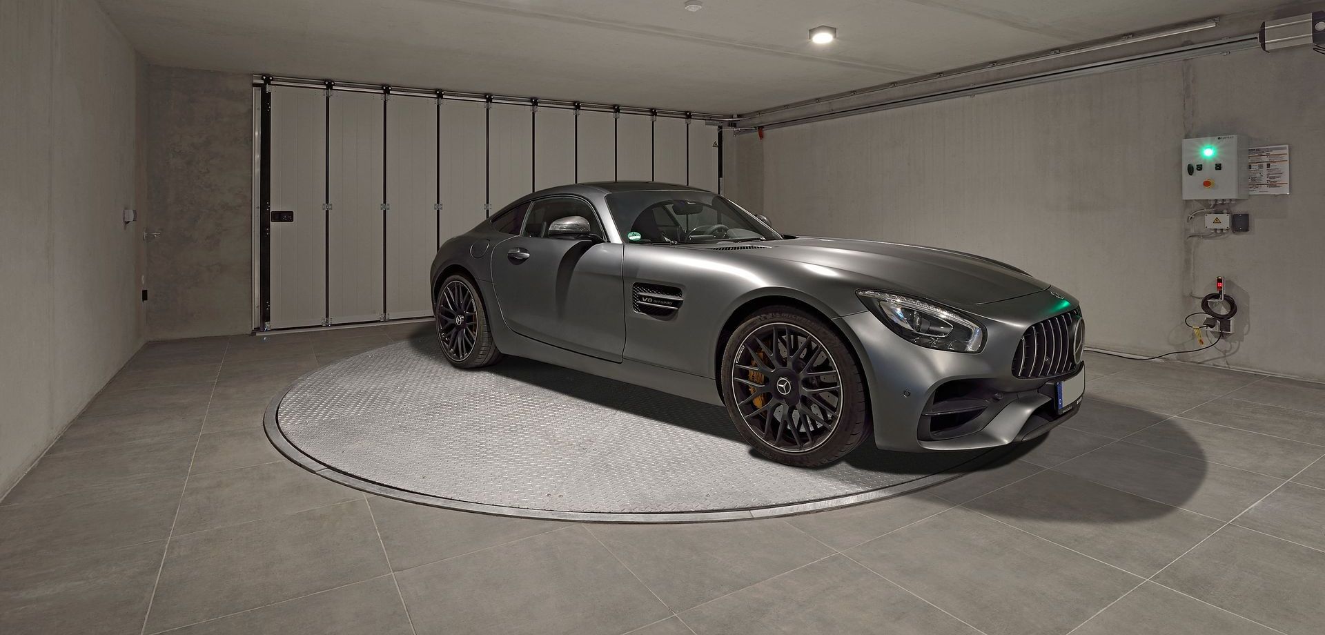 Et sort/hvidt foto af en mand med skæg iført skjorte.