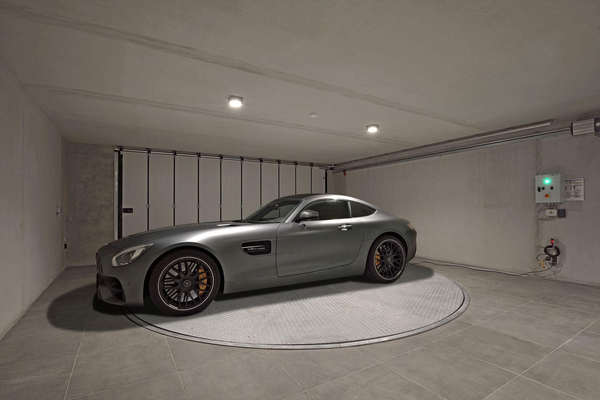 En bil er parkeret på en drejeskive i en garage.